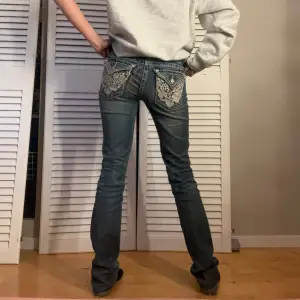 Super fina miss me jeans som tyvärr inte kommer till användning💕 använda fåtal gånger då de inte är min stil riktigt längre🩷 köp via köp nu❤️