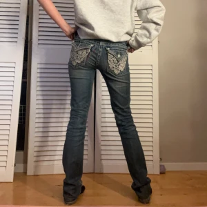 Miss me Jeans - Super fina miss me jeans som tyvärr inte kommer till användning💕 använda fåtal gånger då de inte är min stil riktigt längre🩷 köp via köp nu❤️