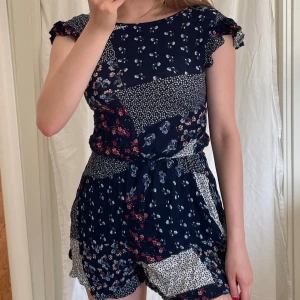 Blommigrutig Playsuit  - Blomrutig jumpsuit i liten storlek med öppen rygg:)