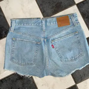 Säljer dessa Levis jeans shorts då dom blivit för små för mig. Sparsamt använda, max 10 gånger. 501