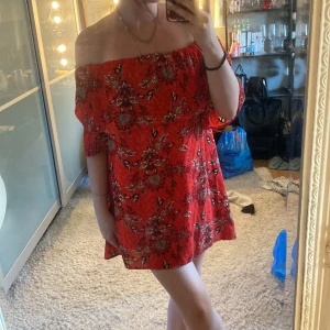 Klänning - Kort off shoulder klänning 