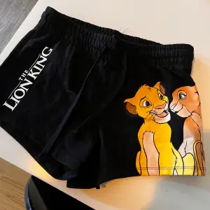 Mysiga shorts med lejonkungen tryck. Dessa är tyvärr aldrig använda, dem är i fint skick.