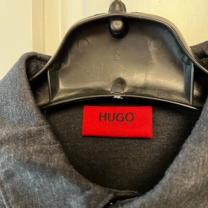 Hugo Boss - Grå pikétröja i tunn materia