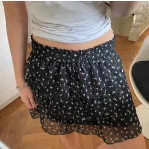 Volangkjol  - Supersöt volangkjol, inte använd mycket alls!💓