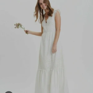 Brudklänning Odd Molly  - Brudklänning Odd Molly "My Greatest adventure" strl 2. En helt underbar Brudklänning från Odd molly (eller midsommar klänning/Sommarklänning) hel o ren använd någon timme