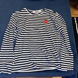 Comme de garcons- play t shirt  - Säljer min play t shirt. Storlek S men passar också som M. Köptes ny , användes max 3 gånger då den var för liten för mig. Säljer för 399kr .