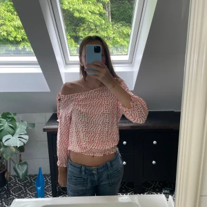 Rödmönstrad blus - Rödmönstrad blus från lavand. Storlek L men skulle säga att den sitter som S/M. Skriv för fler bilder eller annat 💕