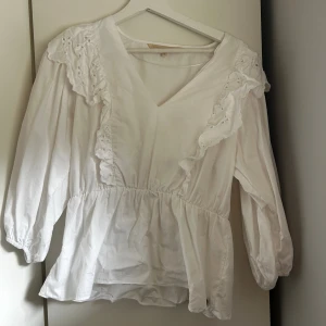 Vit blus - Jättefin vit volangblus som jag köpt på Gekås Ullared, den är lite stor på mig som vanligtvis har xs🤍🤍