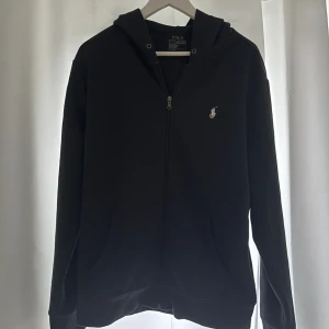 Ralph lauren zip hoodie  - Säljer min Ralph lauren zip hoodie för den inte kommer till användning. Skicket är grymt, inga skador. Pris kan diskuteras