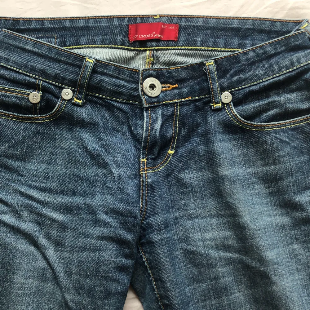 Bootcut jeans som är Low waist med spets på fickorna, midjemåttet- ungefär 39cm . Jeans & Byxor.