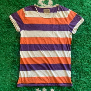Vailent T-shirt - Skön T-shirt från Vailent. Storlek small men sitter som en medium enligt mig. Uppskattat skick 7/10. Skicka ett meddelande innan köp!