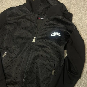 Nike kofta - En svart nike kofta i storlek Xs/S