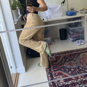 Manchesterbyxor - Så coola manchesterbyxor, säljs pga att de inte kommer till användning då de är liite för stora i midjan!😩storlek 38 men uppsydda. Passar mig som är 158cm jättebra i längden!