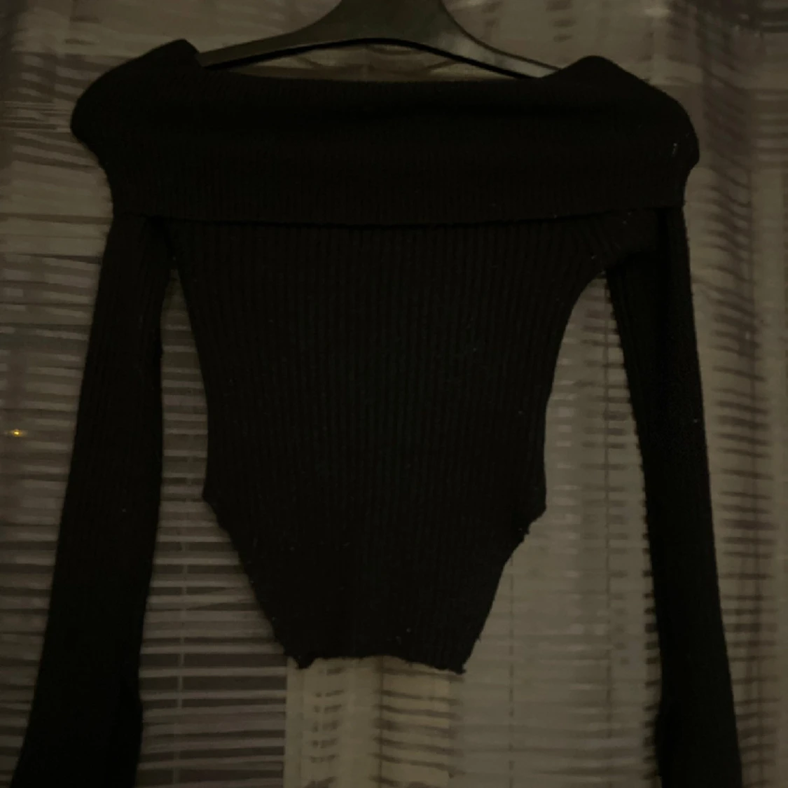 svart off shoulder tröja