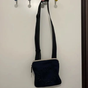 Boss väska - Säljer nu min boss väska som jag har använt den ba några veckor, pris kan diskuteras vid snabb affär 😁