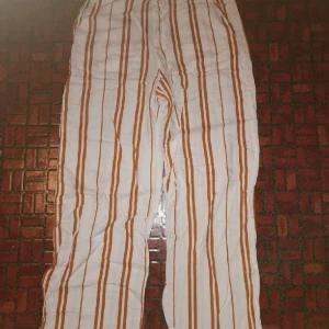 Sommarbyxor - Sommrig byxa i tunt och svagigt material