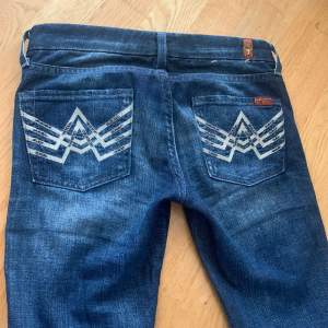 Bootcut jeans med fin unik design!!