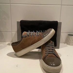 Lanvins - Ett par ljusbruna Lanvin cap toe sneakers i Size 5, vilket motsvarar 40-41. Skorna är i fint skick, hör av dig vid frågor!