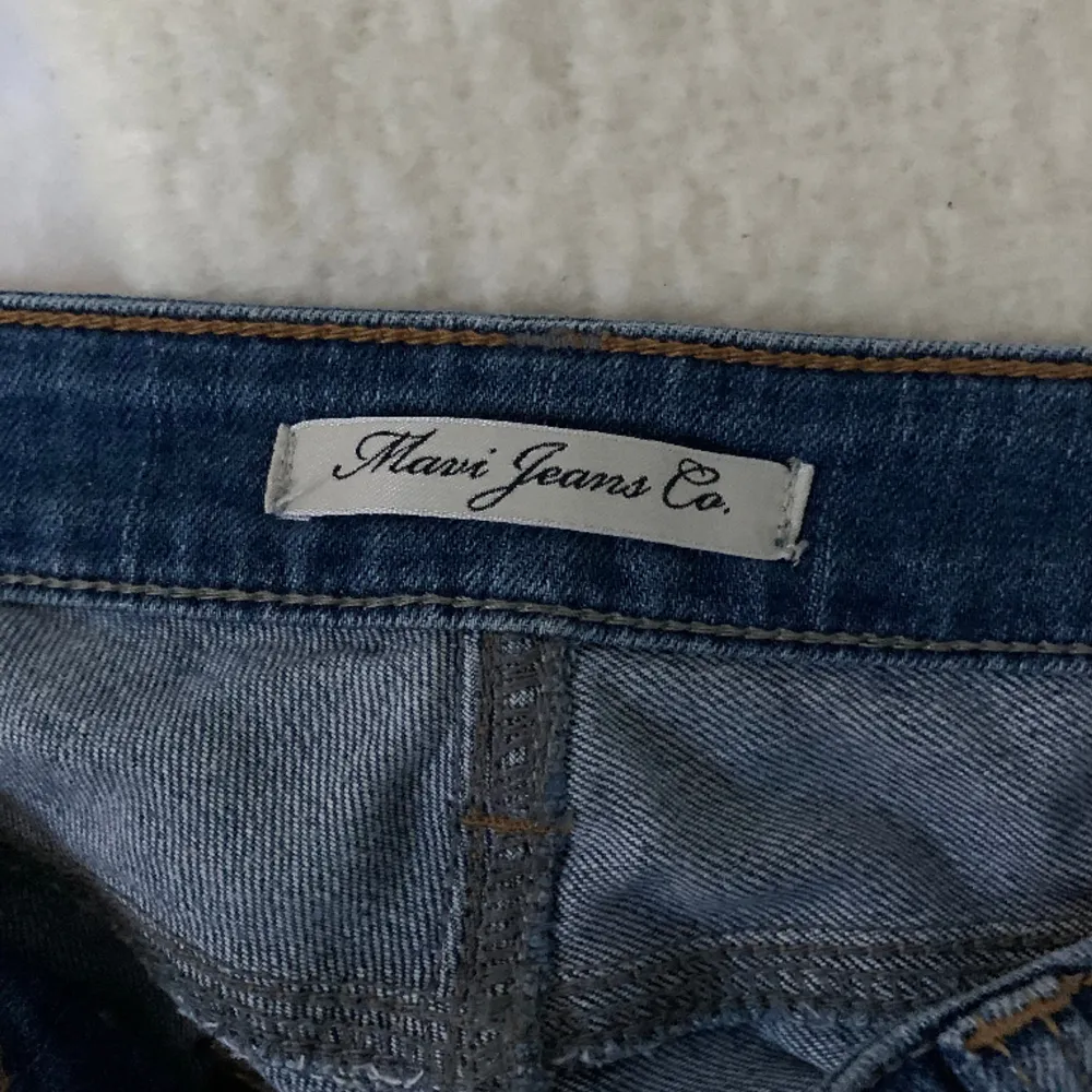 Mavi jeans köpta på Sellpy, knappt använt kanske 2-3 gånger. Säljer då de inte passa mig så bra💕 De är low waist skriv om ni har frågor. Jeans & Byxor.