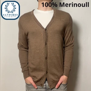 100% Merinoull Cardigan - Stilren 100% merinoull cardigan från Dressmann i 9/10 skick! Han på bilden är 175, passar dig upptill 185 (M/L) Nypris: 800kr Skriv vid frågor🎉