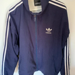 Jacka  - Mörkblå jacka i Okej skick  Storlek M  100% Polyester 