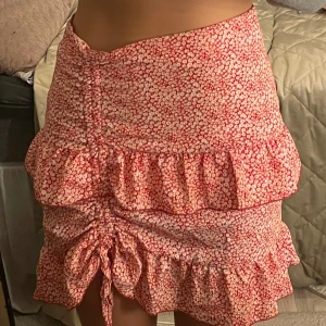Röd blommig kjol - Kjol med jättefin passform