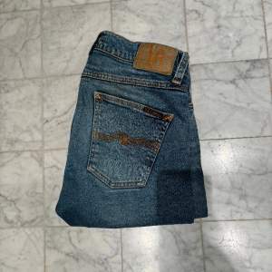 Säljer nu dessa feta nudie jeans i modellen ’Lean Dean’ och i eftertraktade färgen Lost orange. Jeansen är i gott skick - Nypris: 1800 kr - Storlek: 29/30 - Hör av er vid minsta fråga eller fundering :)