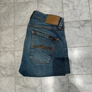 Nudie Jeans ’Lean Dean’ Lost orange - Säljer nu dessa feta nudie jeans i modellen ’Lean Dean’ och i eftertraktade färgen Lost orange. Jeansen är i gott skick - Nypris: 1800 kr - Storlek: 29/30 - Hör av er vid minsta fråga eller fundering :)