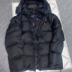 Ralph Lauren Vinterjacka  - Ralph Lauren jacka oanvänd storlek M-L. Skriv för fler bilder!