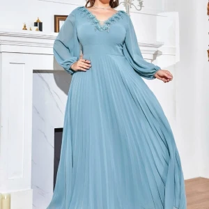 En blå v-ringad klänning  - Ny, bara testad 