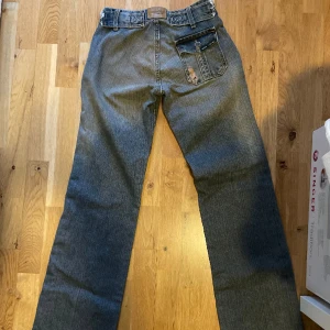 Jeans ”true religion”  - Jeans som påminner om true religion jeans med fickan på baksidan, dem har en ganska Baggy fit fast sitter åt i höften och rumpan. Dem är köpta i Cypern på en vintage butik, dem är endast använda 3 gånger. 