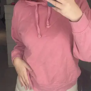 säljer denna hoodie än från Zara som nästan aldrig är använd. bilderna ger inte rättvisa till färgen på den. den är mer rosa i verkligheten. Frakt tillkommer 