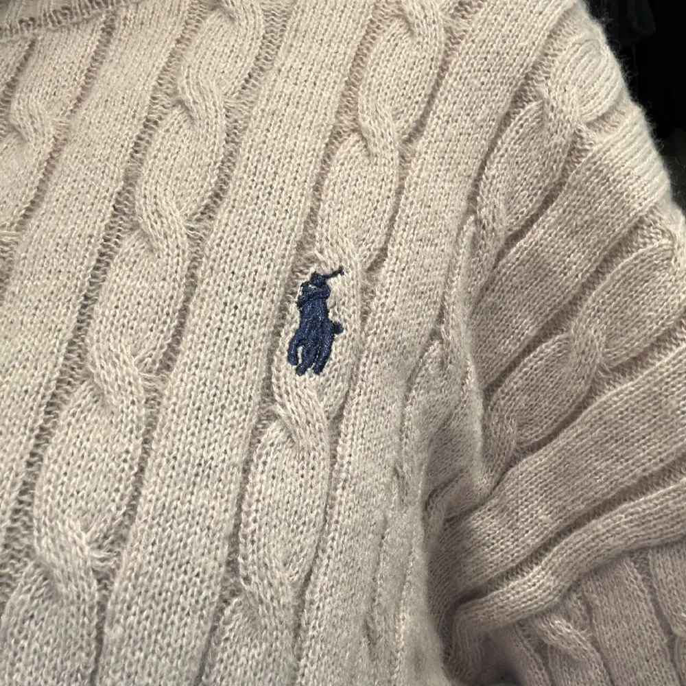 En kopia av Ralph louren tröjan i bra skick, tyvärr är den inte i en färg jag har på mig så ofta men otroligt skön 💕. Tröjor & Koftor.