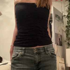 Tubtopp  - Supersnygg svart tubetopp med en sömn i mitten som ger den en ”tightened” effekt🫶 Säljer då den är lite för stor på mig :/ Vid intresse eller frågor kontakta💬