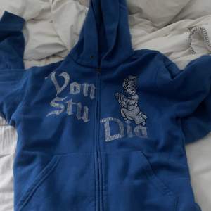 Super fin zip hoodie dock följer ej snörerna med därför billigare pris ’Lånade bilder’