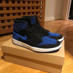 Air Jordan 1 Retro Hi Flyknit Royal - Sällsynta Jordans. Size 42, box finns.   975kr