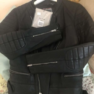 Blk dnm läderjacka  - Aldrig använd!!!! nypris 6300. Sjukt fin jacka. Storlek L men funkar nog på en M också eller S om man gillar oversized