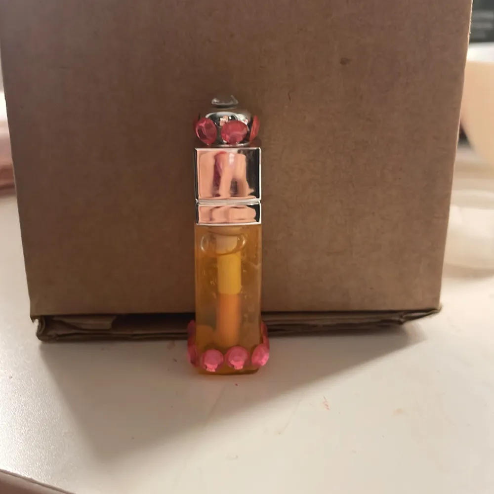 Ett honey lip oil limeted edition finns bara en kvar i lager så passa på det är jätte fint och glow❤️❤️. Muu.
