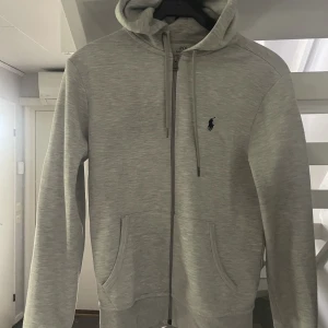 Polo Ralph lauren tröja - Tjena! Säljer en fin polo Ralph lauren hoodie. Skick 8/10 lite nopprig på nått ställe men absolut inga fel. Ny pris 1799kr säljs pga blivit för liten