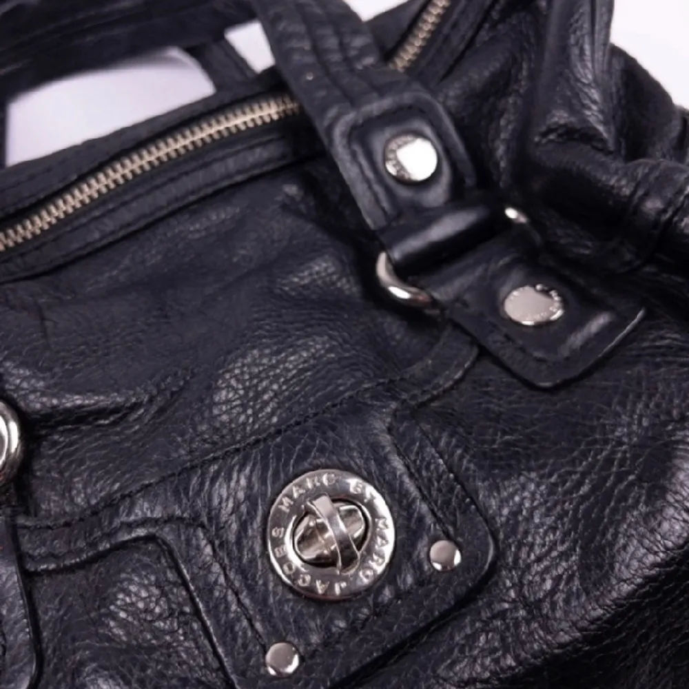 Marc Jacobs väska i mycket bra skick! Dustbag ingår! Silver detaljer och äkta läder. Liten modell🩷🩷skickar fler bilder. Väskor.