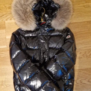 Moncler - Detta är min pappas moncler jacka som jag säljer för ett väldigt bra start pris som är 500kr  Den är använd 1 gång och har Inge fläckar eller något.  Som sakt start PRIS 500KR