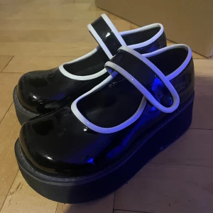 DEMONIA SPRITE 01 - Ett par Mary Jane Demonias jag säljer! Dessa är nästantill oanvända men har små märken, storleken är Womens 7 US som är runt 37,5! Kan passa både 37 och 38 men är nog åt det mindre hållet. Sulan är 5,7 cm hög. Ställ gärna frågor :)