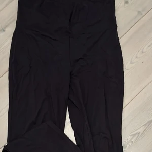 Yogabyxor  - Trendiga yogabyxor från Ginatricot i storlek M som endast är använda en gång. Byxorna har en kant upptill som går att vika ned! Ordinarie pris 359kr.