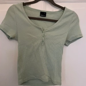 Crop top - Fin mintgrön crop top från Gina Tricot💗 använd ett fåtal gånger men är i gott skick förutom att den har ett litet märke på ena axeln (-> se bild), syns dock inte tydligt när man bär tröjan💗