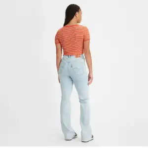 Snygga jeans i modell  ”Ribcage bootcut” från Levis. Mörkblå och högmidjade💕⭐️Innerbenslängd ca 79cm, nypris 1000kr(+). Tredje bilden är högra knät som börjat bli slitet