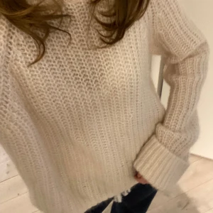 Stickad tröja - Så fin och mysig stickad tröja från H&M!💞😊köptes här på Plick men får ingen användning av den. Inga defekter, endast använd ett fåtal gånger. Hör av dig vid frågor!😊💞🪩