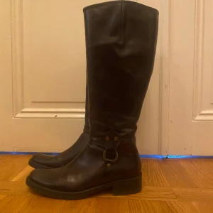 Via vai boots - Äkta  Via vai boots från 2007, dem är fortfarande i väldigt fint skick 🙏Säljer dem eftersom dem inte passar mig. Hör gärna av er vid frågor eller fler bilder💘 Putsar dem innan jag skickar iväg dem och orginal låda ingår vid köp:)