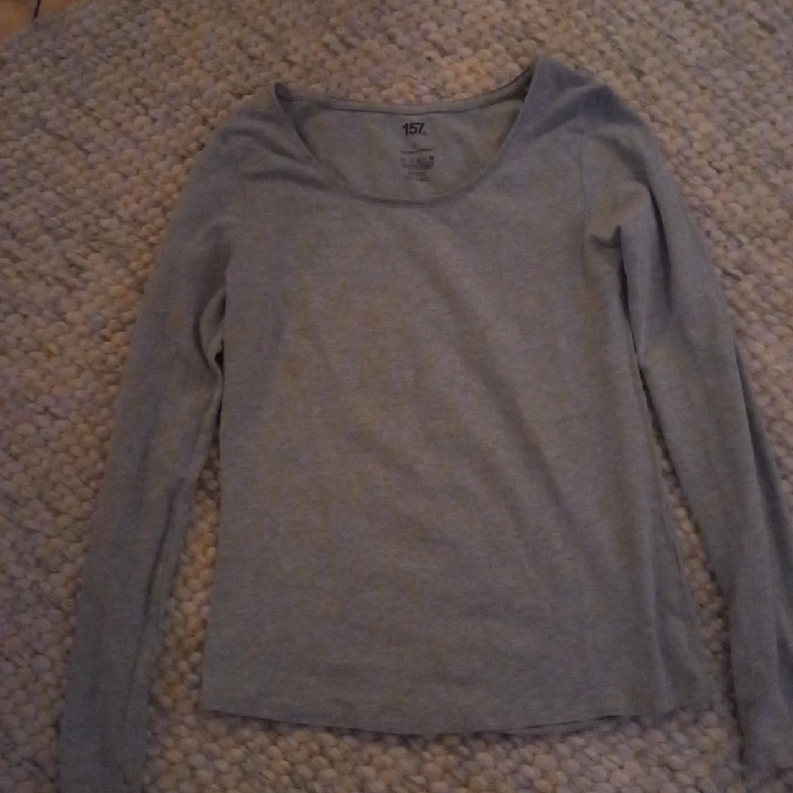 Grå långärmad tröja