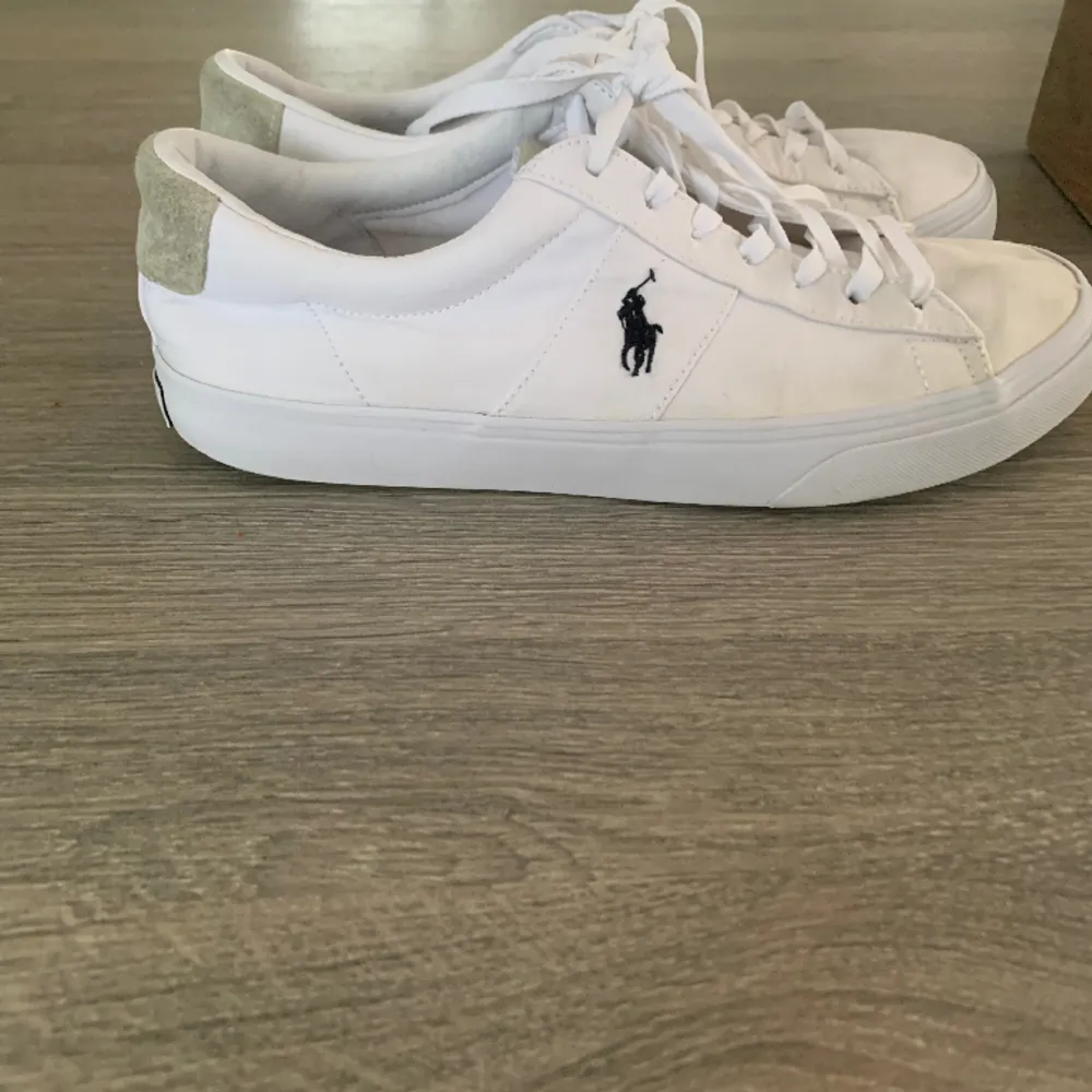 Hej! Säljer nu dessa stiliga Ralph lauren skorna. Skorna är i väldigt bra skick, det finns några små fläckar/defekter men utöver det är dom som nya. Ingen påse eller box ingår. Priset är inte hugget i sten. Kan mötas upp eller frakta. Ställ gärna frågor.. Skor.