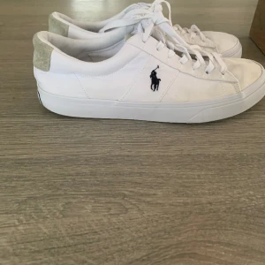 Ralph lauren skor  - Hej! Säljer nu dessa stiliga Ralph lauren skorna. Skorna är i väldigt bra skick, det finns några små fläckar/defekter men utöver det är dom som nya. Ingen påse eller box ingår. Priset är inte hugget i sten. Kan mötas upp eller frakta. Ställ gärna frågor.